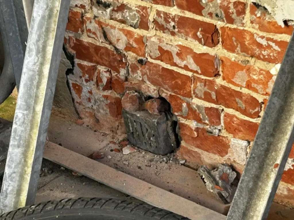 Durchfeuchtetes Ziegelmauerwerk an einer geöffneten Wand